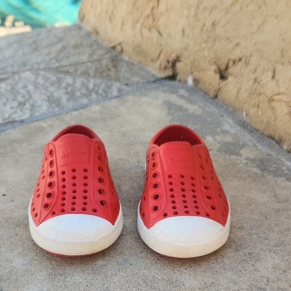 Native Jefferson Red Kids Slip-On Shoes Size 4